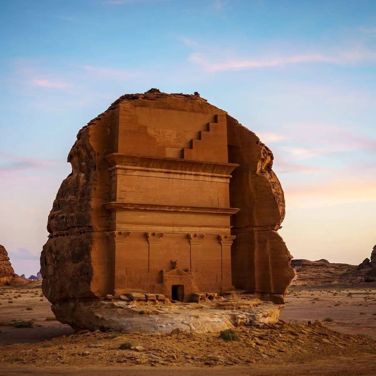 Al-Ula: Shuttle Bus Tour in Hegra, the iconic tour for groups